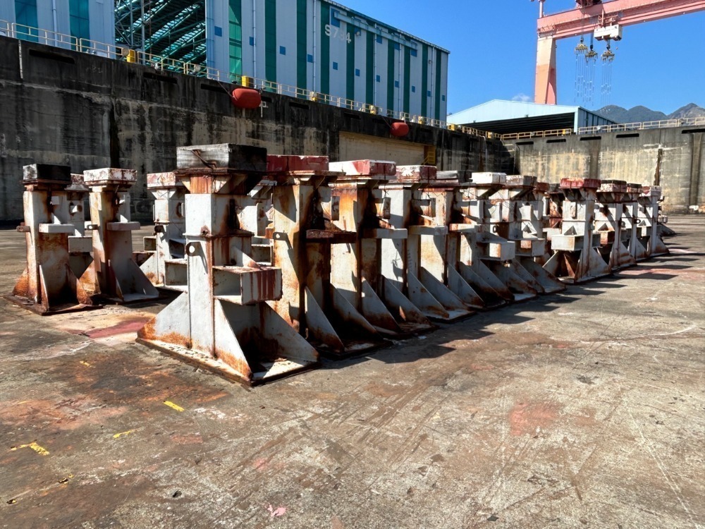 5,423x MOVABLE KEEL BLOCKS (CONCRETE, STEEL, WOOD, PLASTIC)