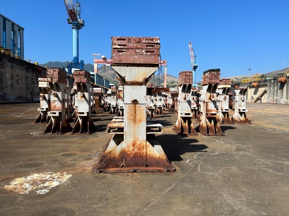 5,423x MOVABLE KEEL BLOCKS (CONCRETE, STEEL, WOOD, PLASTIC)